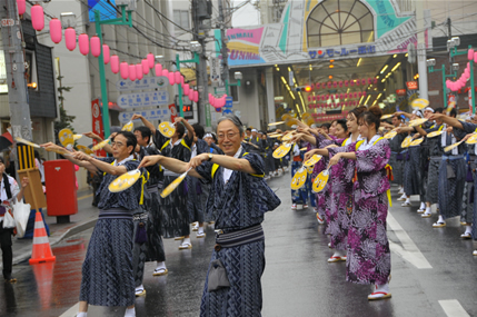 山本学長を先頭に踊りを披露
