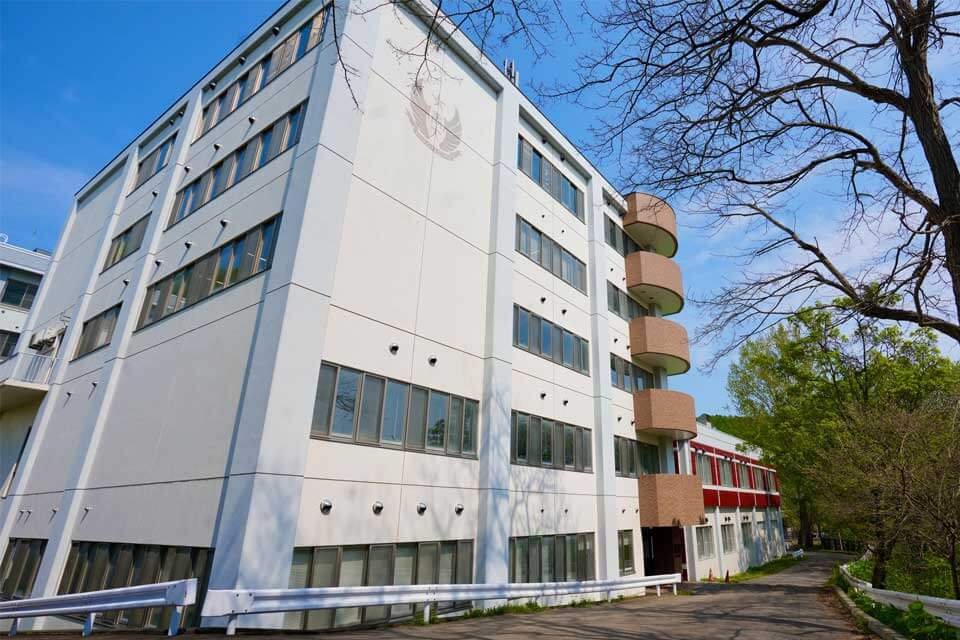2号館（言語センター、情報総合センター（別館）、グローカル戦略推進センター（産学官連携推進部門））